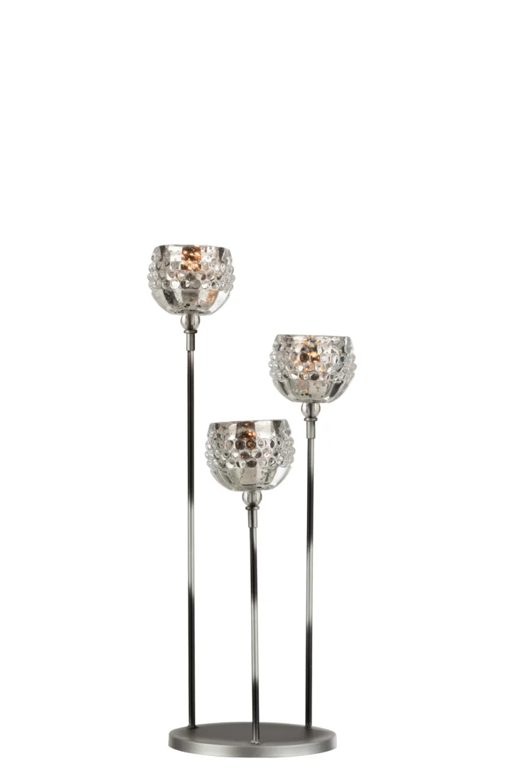 De Theelichthouder Stand Glas Zilver Grijs Klein is een set van drie metalen kandelaars met glasachtige, gestructureerde kopjes in zilvergrijs, die op een ronde voet staan en elk een brandend waxinelichtje bevatten.