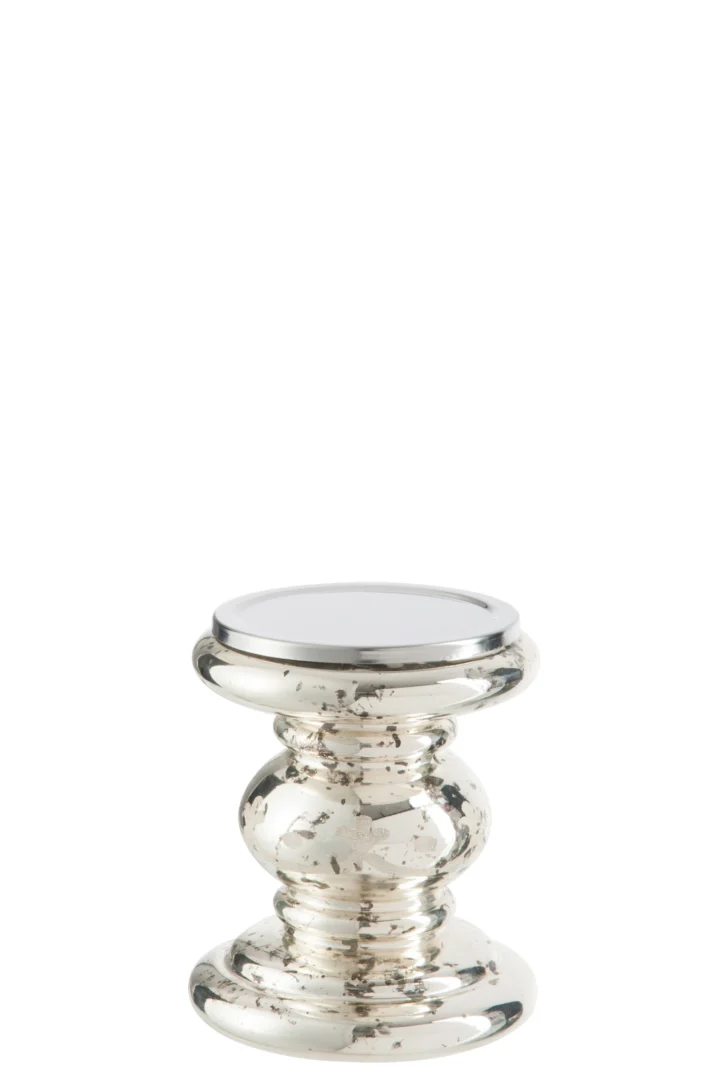 De Kaarsenhouder Klassiek Glas Zilver Klein is een kleine, ronde kandelaar met een reflecterende zilveren afwerking en een elegant, gebeeldhouwd ontwerp.