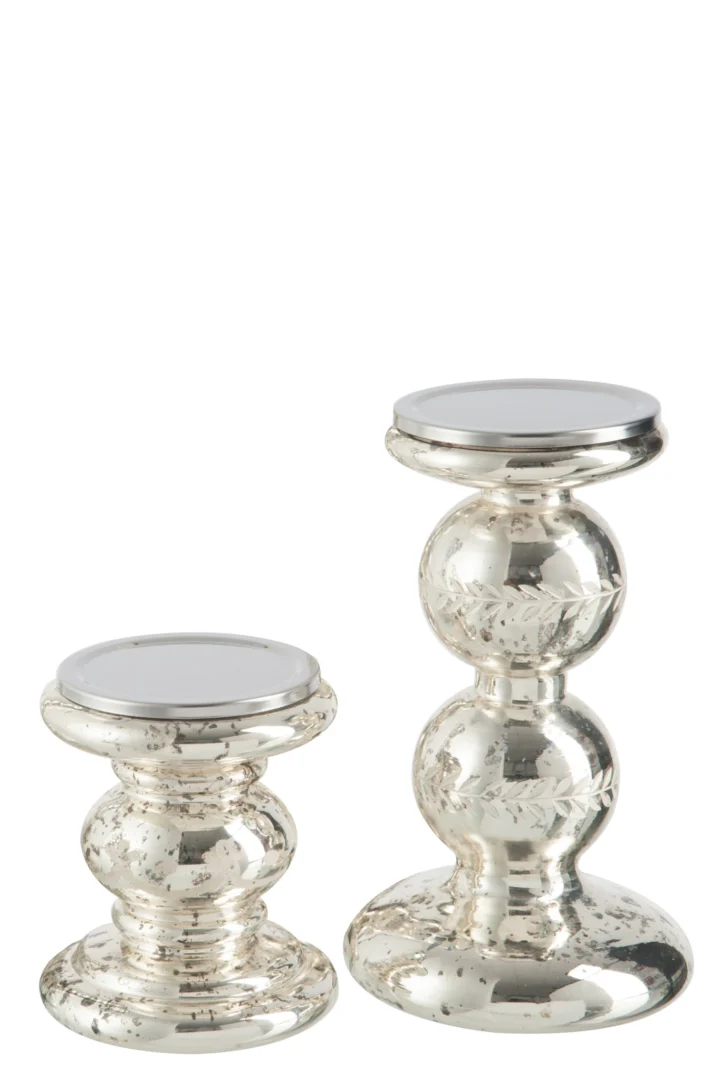 Twee "Kaarsenhouder Klassiek Glas Zilver Klein" kandelaars van verschillende hoogtes hebben een reflecterende zilveren afwerking en ronde, gestapelde vormen, naast elkaar op een witte achtergrond.