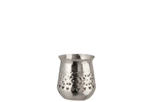 Theelichthouder Oosters Rond IJzer Zilver Klein: een kleine, metallic zilverkleurige waxinelichthouder met een gehamerde afwerking en een ingewikkeld uitgesneden patroon rond het midden, tegen een effen witte achtergrond.