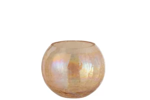 De Kaarsenhouder Orkaan Lichtbal Craquelure Glas Amber Groot is een ronde, doorschijnende glazen vaas in amber met een subtiele iriserende glans en gebarsten textuur, afgebeeld tegen een witte achtergrond.
