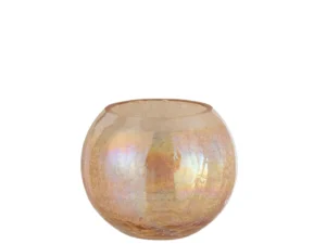 De Kaarsenhouder Orkaan Lichtbal Craquelure Glas Amber Groot is een ronde, doorschijnende glazen vaas in amber met een subtiele iriserende glans en gebarsten textuur, afgebeeld tegen een witte achtergrond.