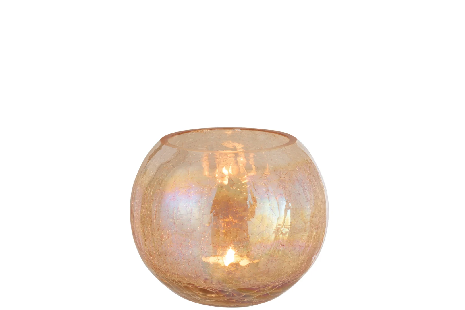 De Kaarsenhouder Orkaan Lichtbal Craquelure Glas Amber Groot is een ronde, iriserende kandelaar van amberkleurig glas met een warm gloeiende kaars erin, prachtig weergegeven tegen een effen witte achtergrond.