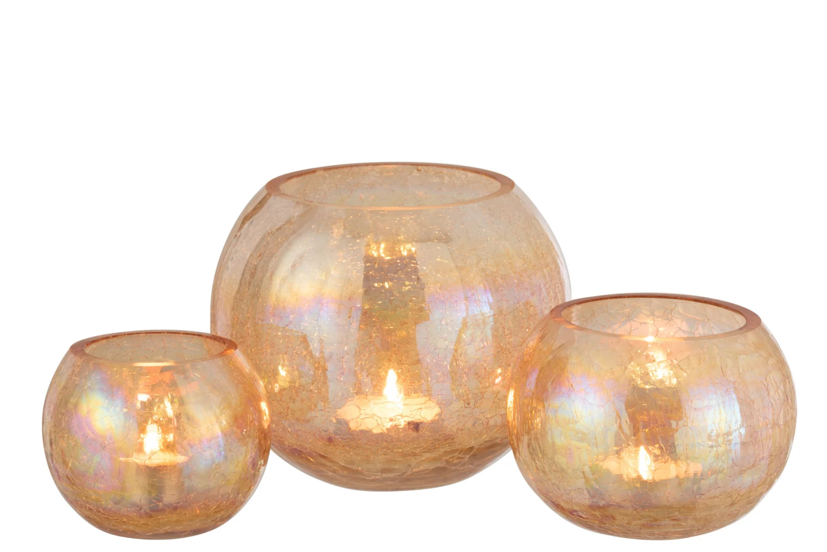 De Kaarsenhouder Orkaan Lichtbal Craquelure Glas Amber Groot is een ronde, iriserende glazen kandelaar met een brandende kaars erin, tegen een witte achtergrond.