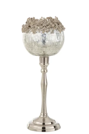 De Theelichthouder Op Voet Juweel Glas Zilver Groot is een decoratieve zilveren kandelaar met een gestructureerde, gebarsten glazen schaal en sierlijke bloemenaccenten op de rand, op een glanzende slanke steel en ronde voet.