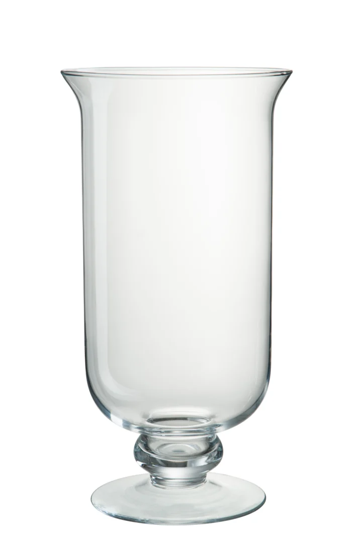 De Kaarsenhouder Orkaan Basis Glas Transparant is een orkaanvaas van helder glas met een brede, uitlopende rand, een cilindrisch lichaam en een stevige ronde basis, geïsoleerd afgebeeld op een witte achtergrond.