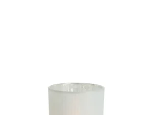 De Kaarsenhouder Orkaan Veer Glas Wit Middelgroot is een matglazen kandelaar met een subtiel patroon, zacht oplichtend bij kaarslicht tegen een effen witte achtergrond.