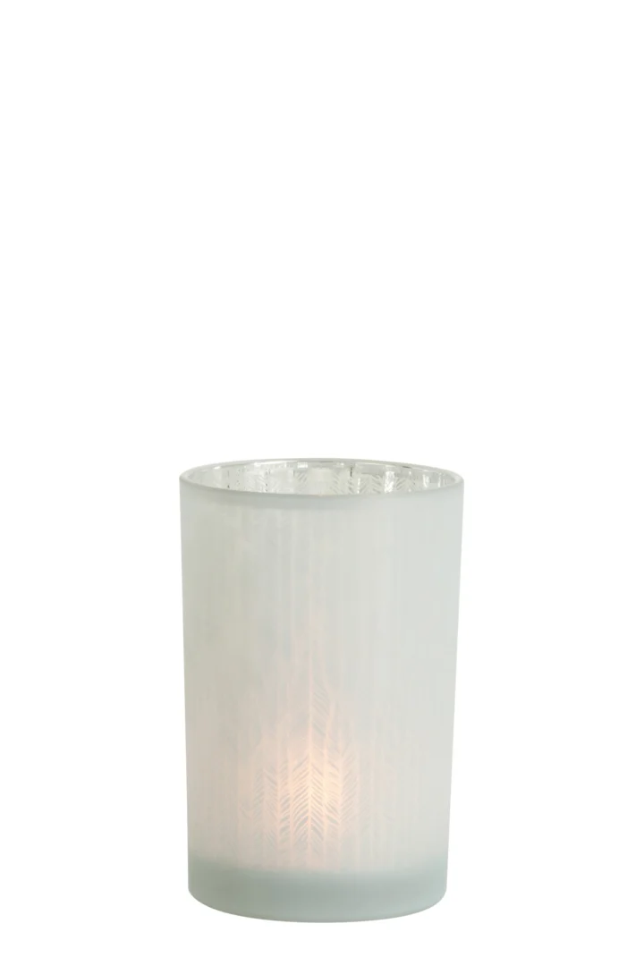 De Kaarsenhouder Orkaan Veer Glas Wit Groot laat een brandende kaars gloeien in de gematteerde glazen houder met geometrisch patroon, tegen een effen witte achtergrond.