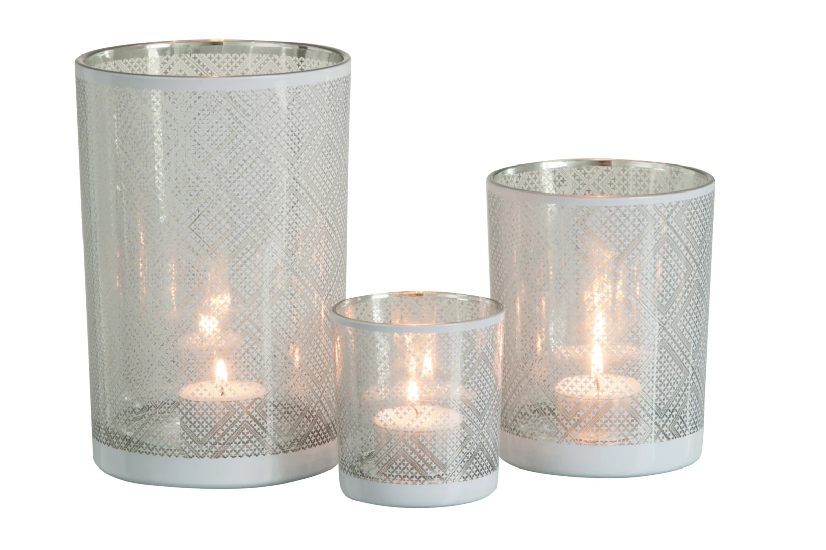 Drie verlichte Theelichthouder Ruitvormig Glas Wit kandelaars van verschillende hoogtes, naast elkaar geplaatst op een witte achtergrond.