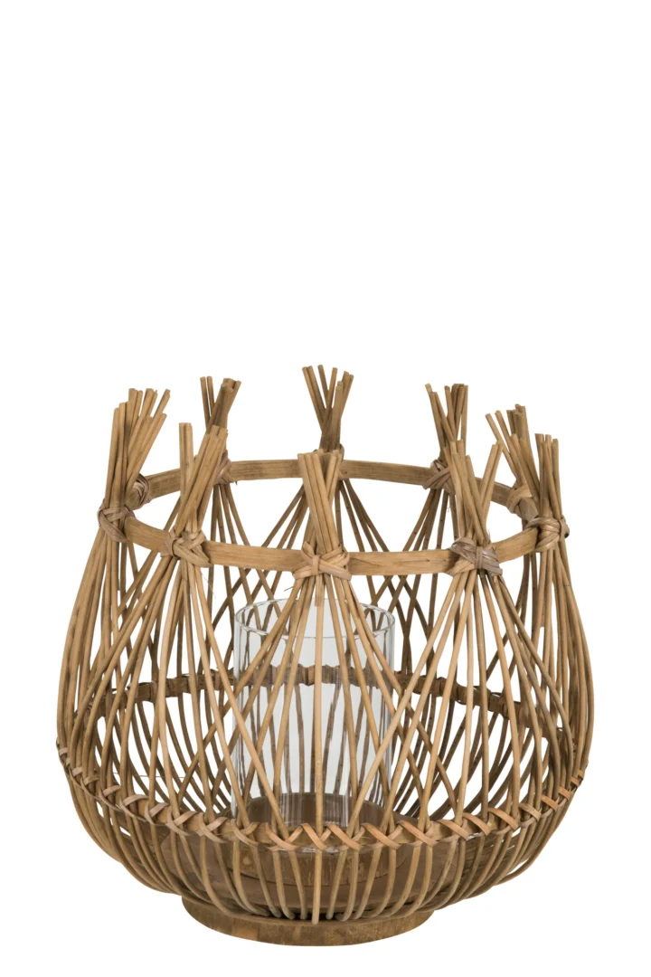 De Kaarsenhouder Orkaan Open Bal Bamboe Natuurlijk is een ronde, opengewerkte bamboelantaarn met een ingewikkeld natuurlijk patroon en een kaarsenhouder van helder glas in het midden, afgebeeld op een witte achtergrond.