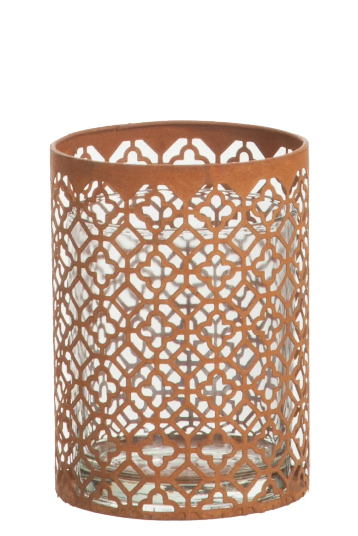 De Kaarsenhouder Orkaan Oosters Metaal Glas Roest Groot is een cilindervormige glazen kandelaar met een ingewikkeld geometrisch metalen deksel met roosterpatroon in een warme koperroestkleur.