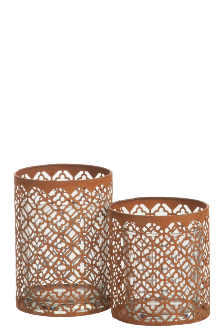 De Kaarsenhouder Orkaan Oosters Metaal Glas Roest Groot is een hoge, cilindervormige metalen kandelaar met ingewikkelde uitgesneden patronen en een rustieke bronzen afwerking.