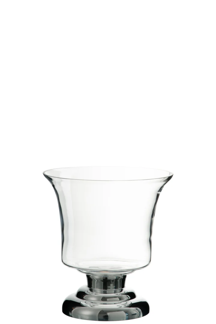 De Kaarsenhouder Orkaan Voet Liam Glas Transparant Zilver Klein heeft een helder glazen ontwerp met een brede, uitlopende rand en een korte, stevige voet, tegen een effen witte achtergrond.