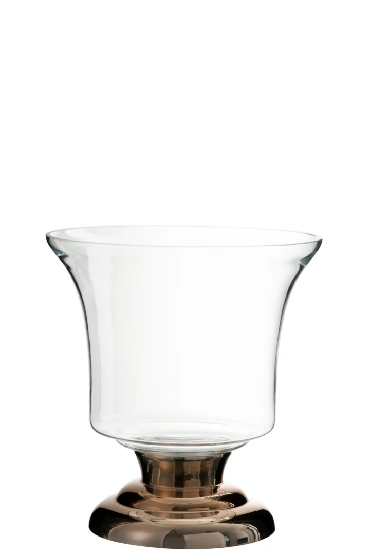De Kaarsenhouder Orkaan Base Liam is een grote, transparante glazen kandelaar met een wijd uitlopende opening en een glanzende ronde goudmetallic voet, afgebeeld tegen een witte achtergrond.
