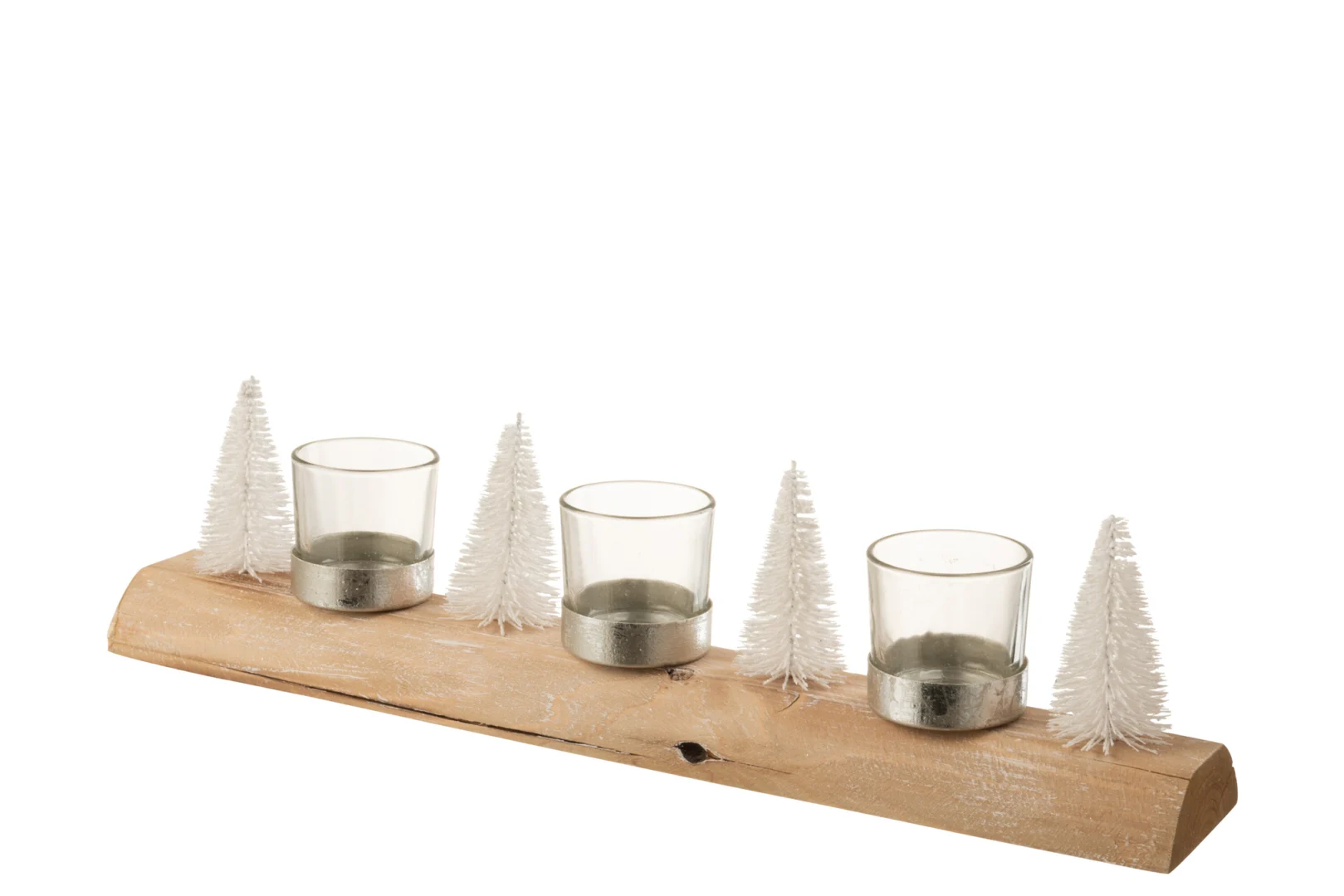 De Theelichthouder Kerst Hout Metaal Wit Zilver heeft een houten boomstamkandelaar met drie glazen waxinelichthouders en vier kleine witte decoratieve boompjes, die allemaal op een rij op de boomstam staan.