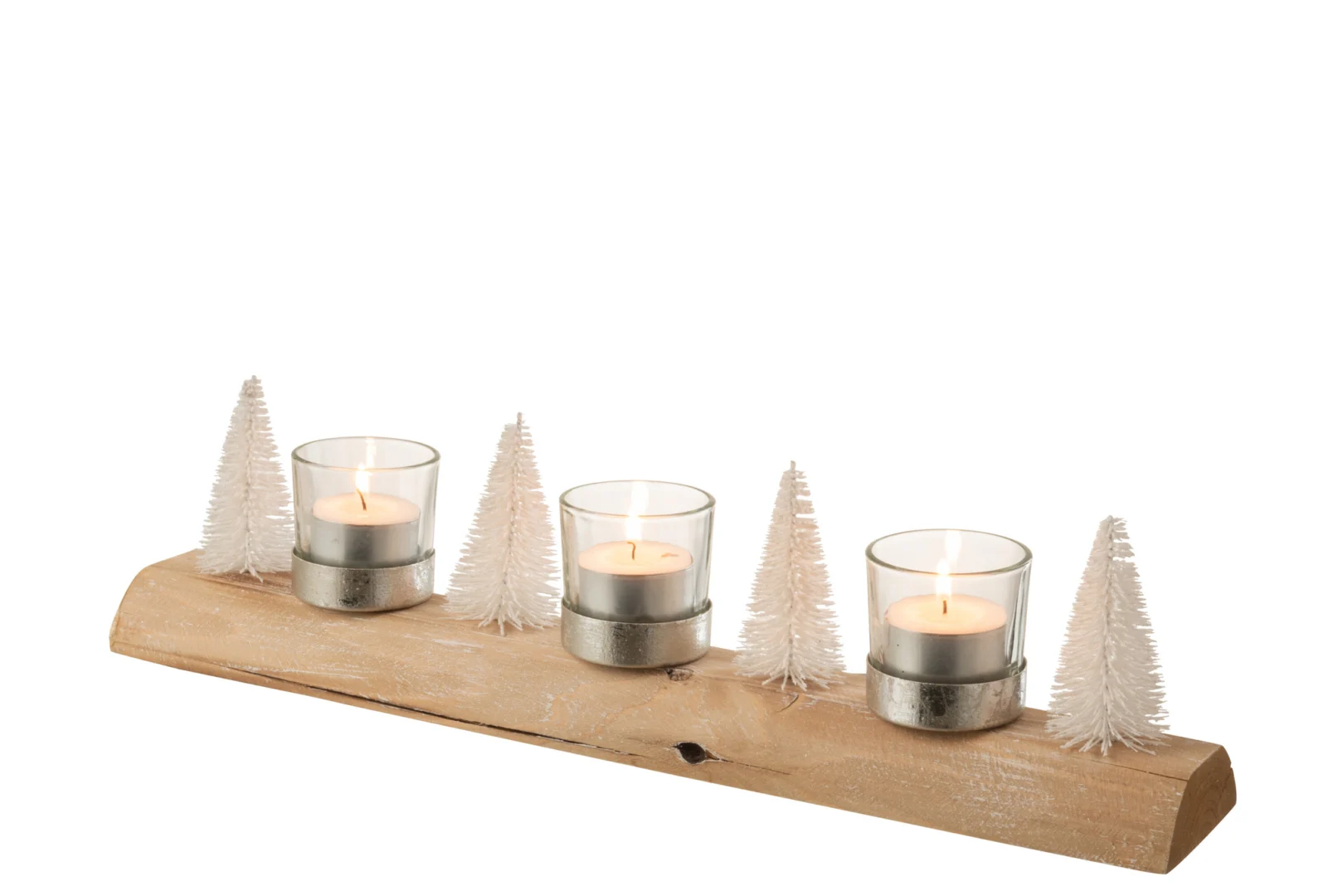 Theelichthouder Kerst Hout Metaal Wit Zilver heeft drie brandende waxinelichtjes in glazen houders op een houten voet, versierd met zes kleine witte flessenborstelboompjes - drie aan elke kant - op een rij.