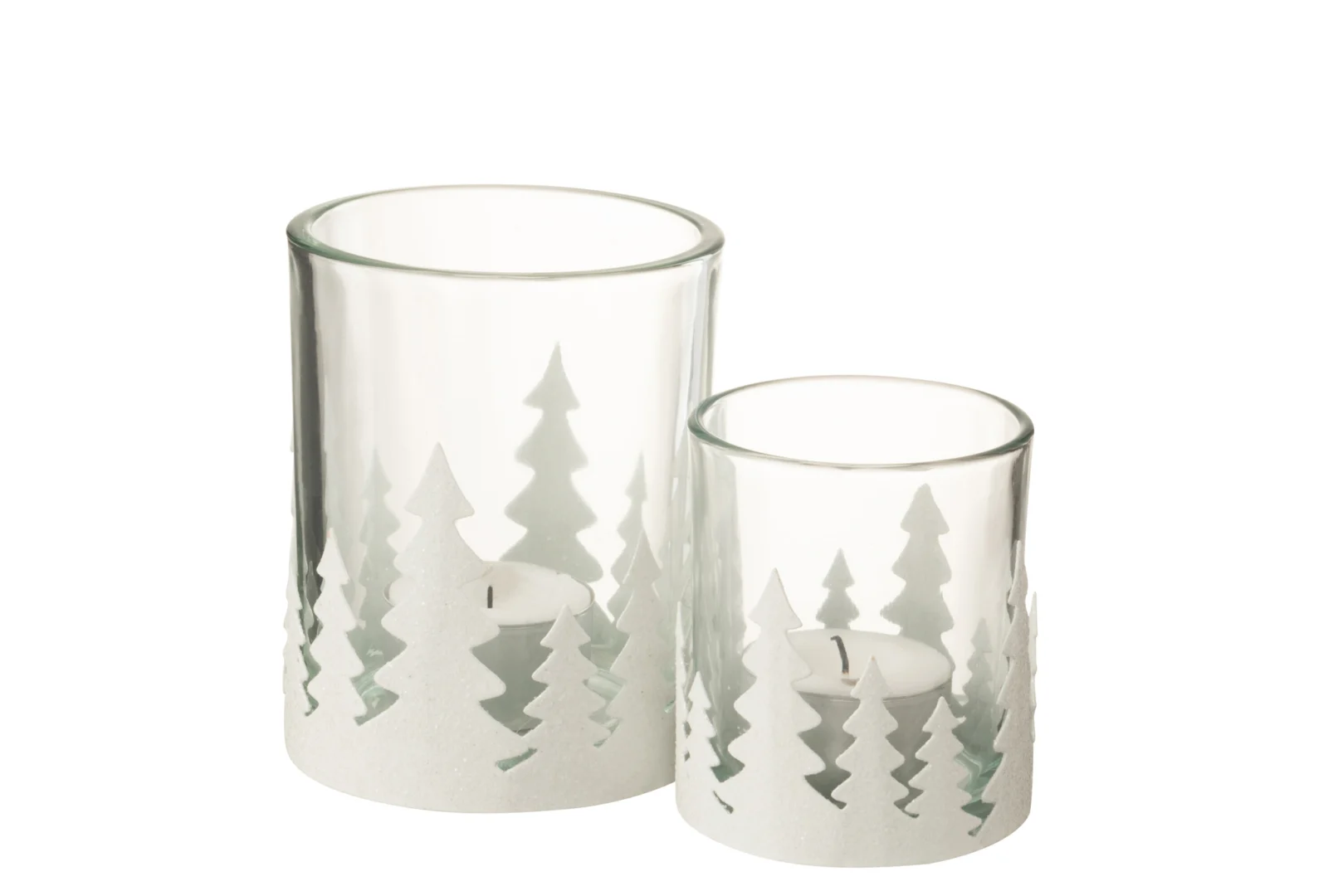 Theelichthouder Kerstbomen Metaal Glitter Wit Groot: twee glazen kandelaars met witte glitterende metalen dennenboomsilhouetten rond de voet, elk met een klein wit waxinelichtje erin. De houders zijn verschillend van hoogte en staan naast elkaar.