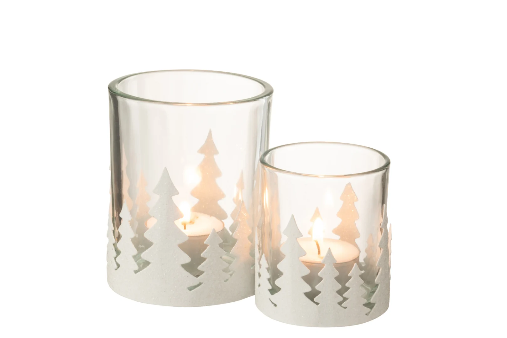 Theelichthouder Kerstbomen Metaal Glitter Wit Groot is een hoge glazen waxinelichthouder met witte glitterende metalen dennenboomsilhouetten, die een warme en feestelijke gloed creëren.