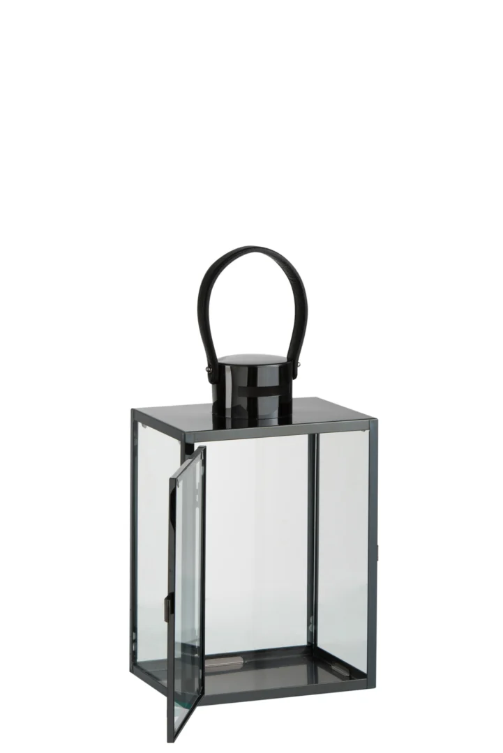 De Lantaarn Rechthoek Staal Glas Zwart is een zwarte rechthoekige lantaarn van metaal en glas met een handvat aan de bovenkant en een scharnierend deurtje aan de voorkant, tegen een witte achtergrond.