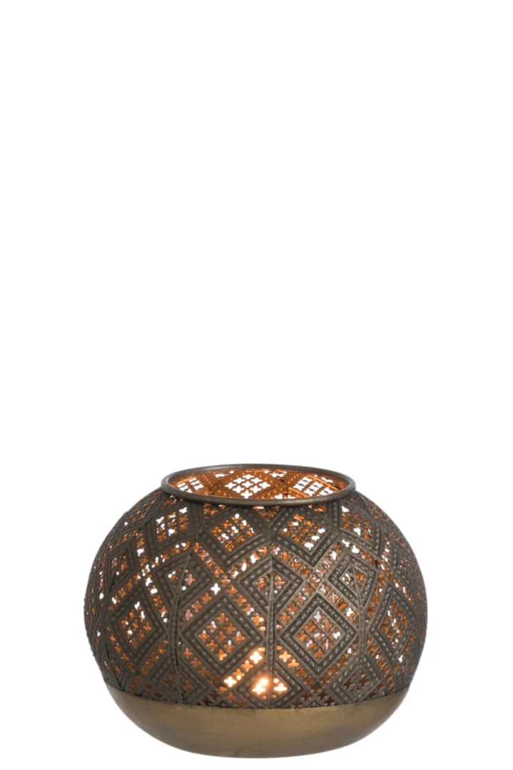 De Theelichthouder Bal Oosters Glas Bruin Antiek is een ronde, decoratieve kandelaar met ingewikkelde uitgesneden patronen in bronskleurig metaal en bruin antiek glas, waardoor prachtige lichtpatronen doorschijnen.