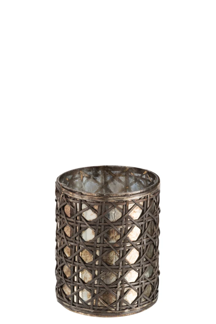 De Kaarsenhouder Orkaan Reed Glas Bruin Medium is een cilindrische kandelaar met een metalen, roosterachtige buitenkant en een reflecterende binnenkant, tegen een effen witte achtergrond.