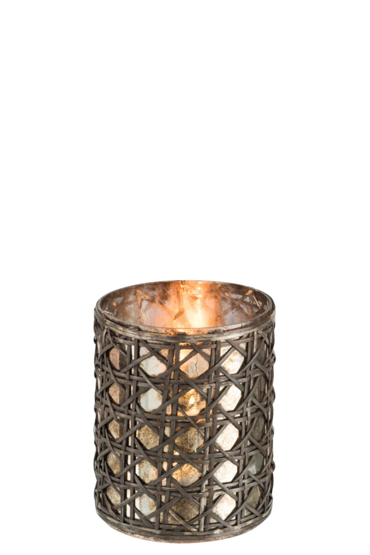 De Kaarsenhouder Orkaan Reed Glas Bruin Medium is een kandelaar van decoratief bruin glas met een geweven metalen rasterpatroon, dat een warme, zachte gloed creëert wanneer de kaars brandt.