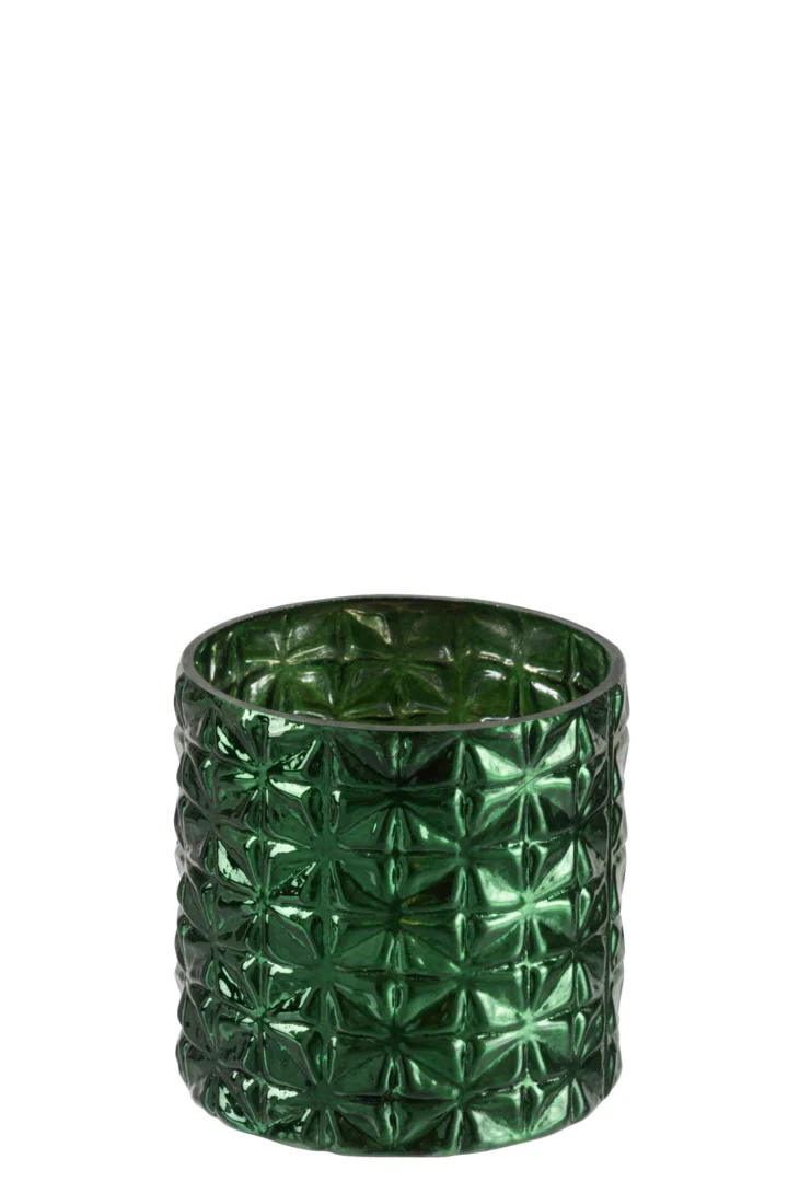 De Kaarsenhouder Orkaan Patroon Glas Groen Klein is een kleine kaarsenhouder van groen glas met een geometrisch patroon, afgebeeld tegen een effen witte achtergrond.