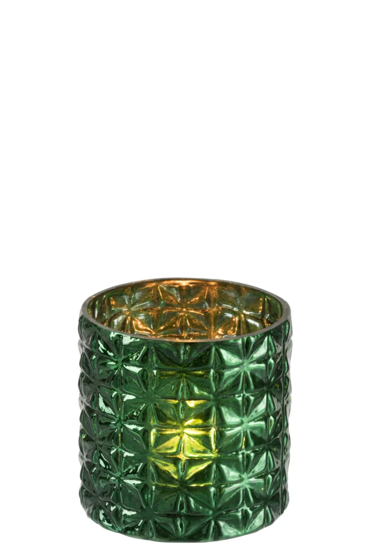 De Kaarsenhouder Orkaan Patroon Glas Groen Klein is een groene glazen kandelaar met een geometrisch patroon, dat warm oplicht tegen een witte achtergrond.