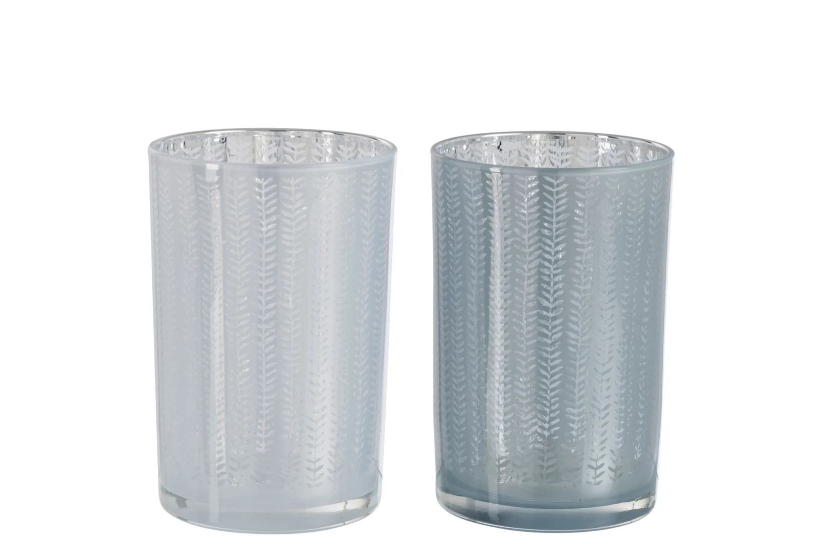 De Kaarsenhouder Orkaan Sarah Glas Wit Blauw Groot Set 2 heeft twee glazen houders, een in wit en een in blauw, beide met een subtiel chevronpatroon, naast elkaar op een witte achtergrond.