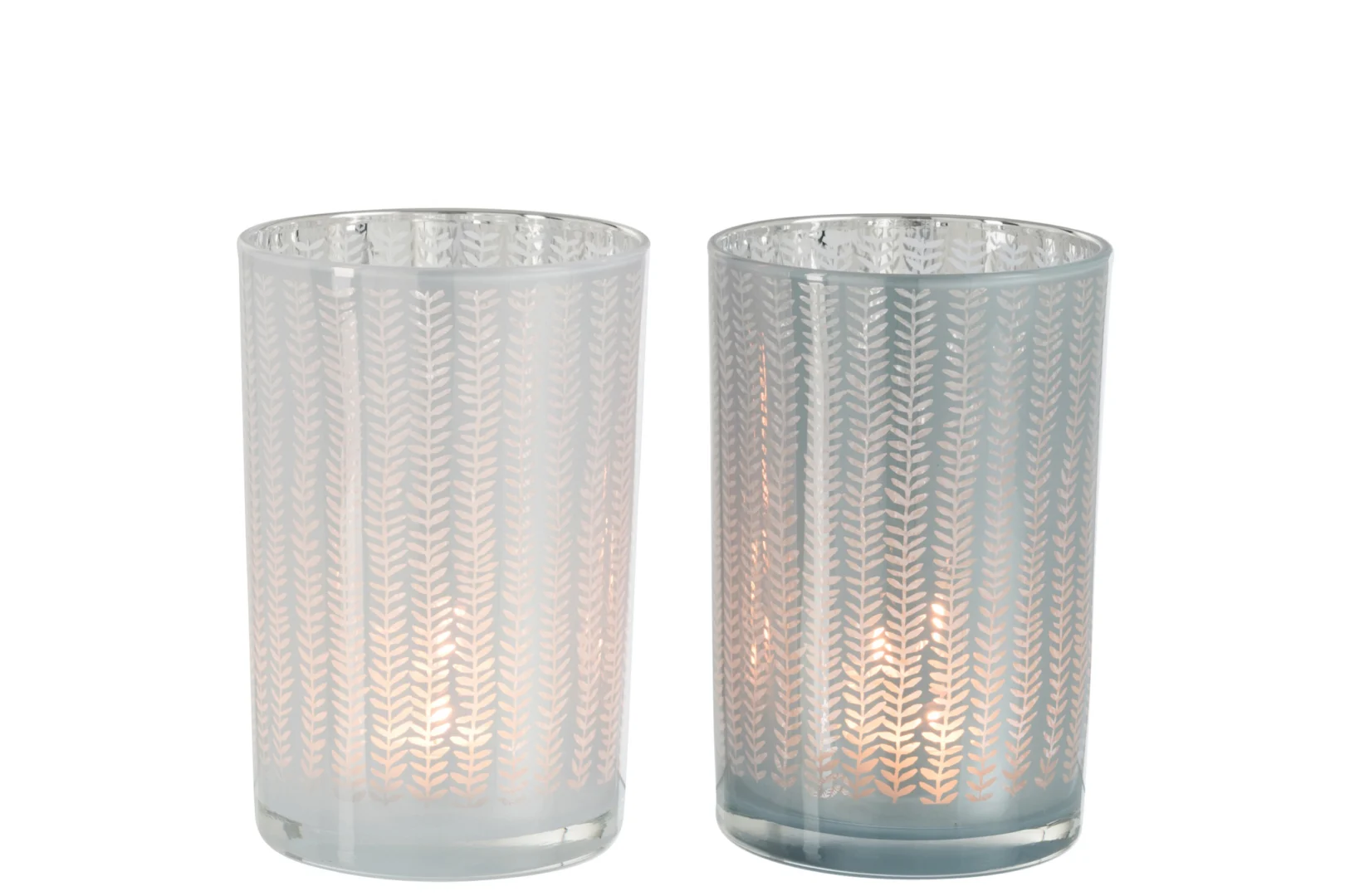 De Kaarsenhouder Orkaan Sarah Glas Wit Blauw Groot Set 2 bestaat uit twee glazen kandelaars met een wit en blauw ontwerp. Elke houder gloeit prachtig op wanneer hij aangestoken wordt, waardoor het elegante patroon geaccentueerd wordt.