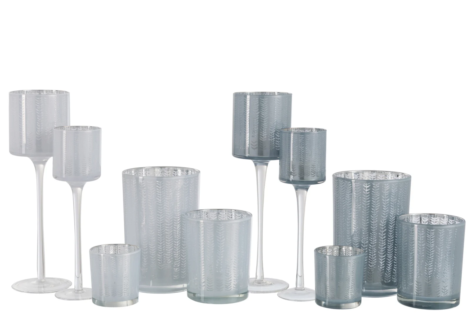 De Kaarsenhouder Orkaan Sarah Glas Wit Blauw Groot Set 2 bestaat uit twee grote glazen kandelaars in witte en blauwe tinten, elk gemaakt met elegante, unieke vormen en subtiele geëtste patronen.