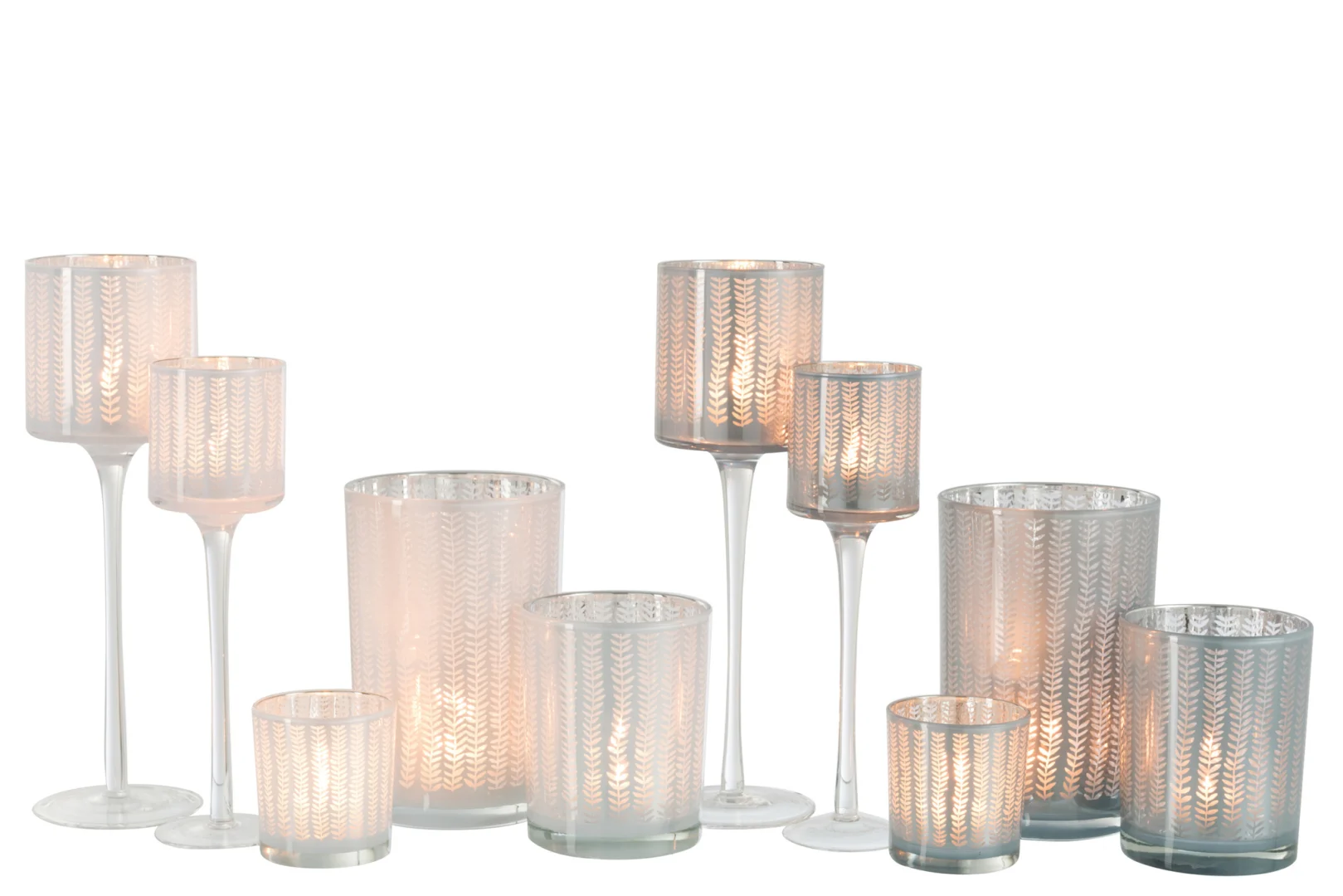 De Kaarsenhouder Orkaan Sarah Glas Wit Blauw Groot Set 2 heeft twee glazen kandelaars in wit en blauw, elk met een brandende kaars die een warme gloed creëert tegen een witte achtergrond.