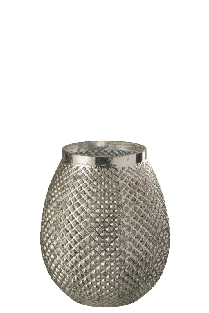 De Kaarsenhouder Orkaan Ei Glas Zilver Verlichting is een ronde, zilveren glazen kandelaar met een gestructureerd ruitpatroon dat het licht prachtig reflecteert tegen een effen witte achtergrond.