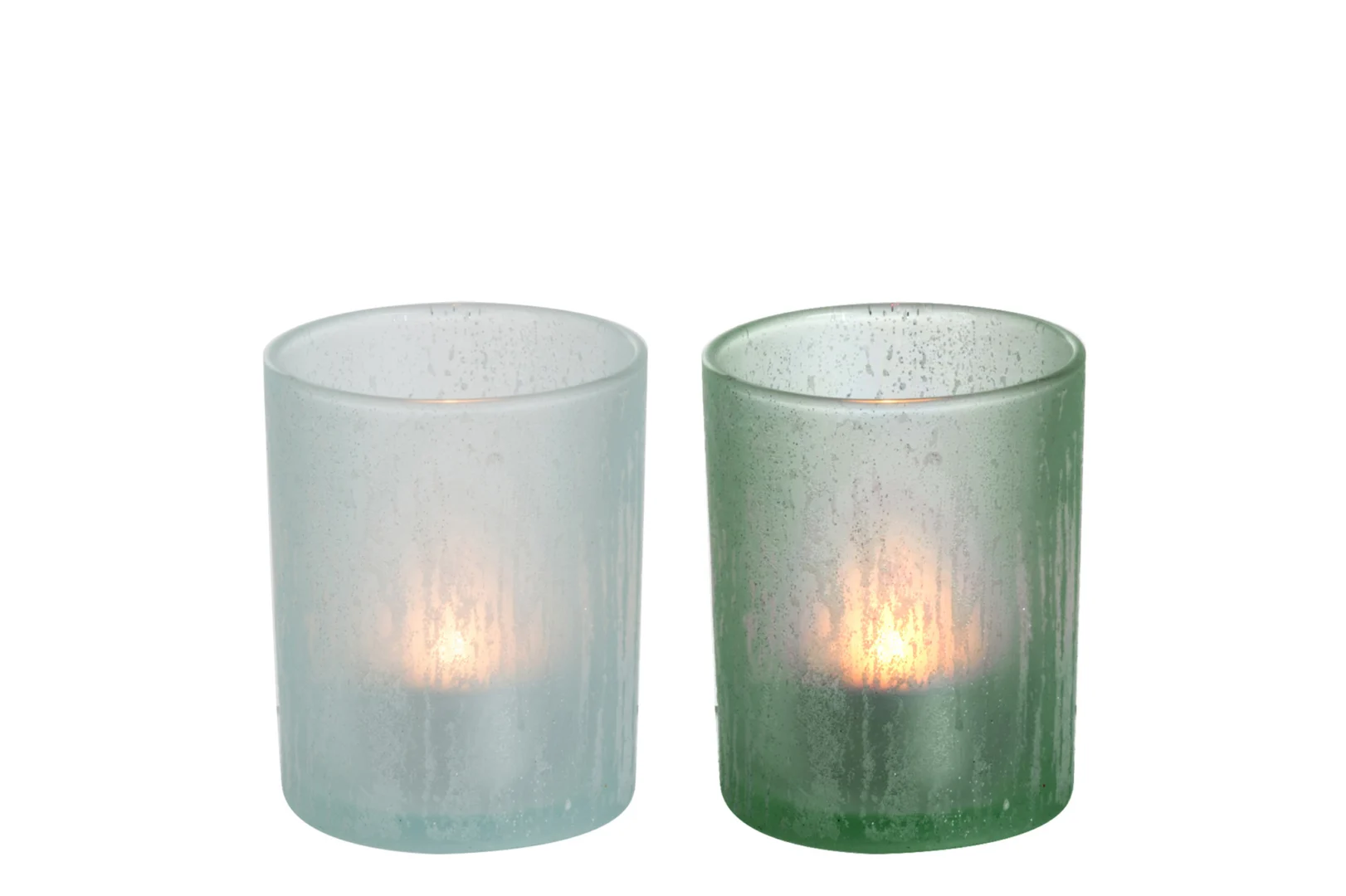 Theelichthouder Glas IJsblauw Groen Groot Set 2 heeft twee matglazen kandelaars, een in lichtblauw en een in lichtgroen, elk met een gloeiend waxinelichtje, naast elkaar tegen een witte achtergrond.