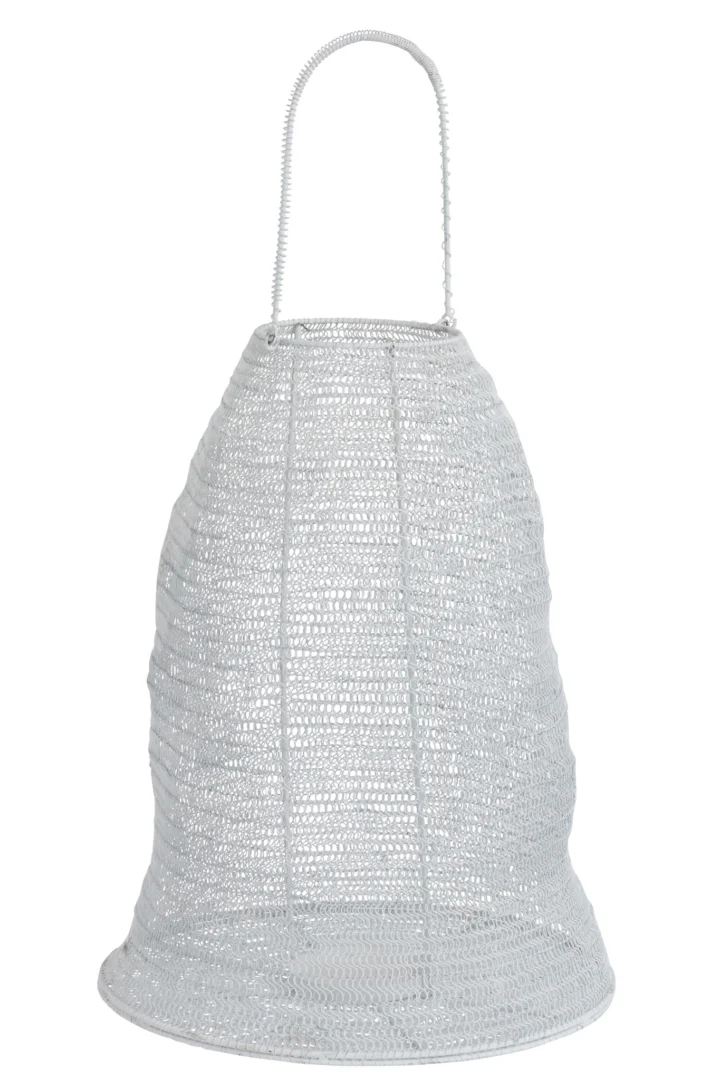 De Lantaarn Gaas Metaal Wit is een witte mand van geweven gaas met een uitlopende basis en een enkel gebogen handvat aan de bovenkant, tegen een effen witte achtergrond.