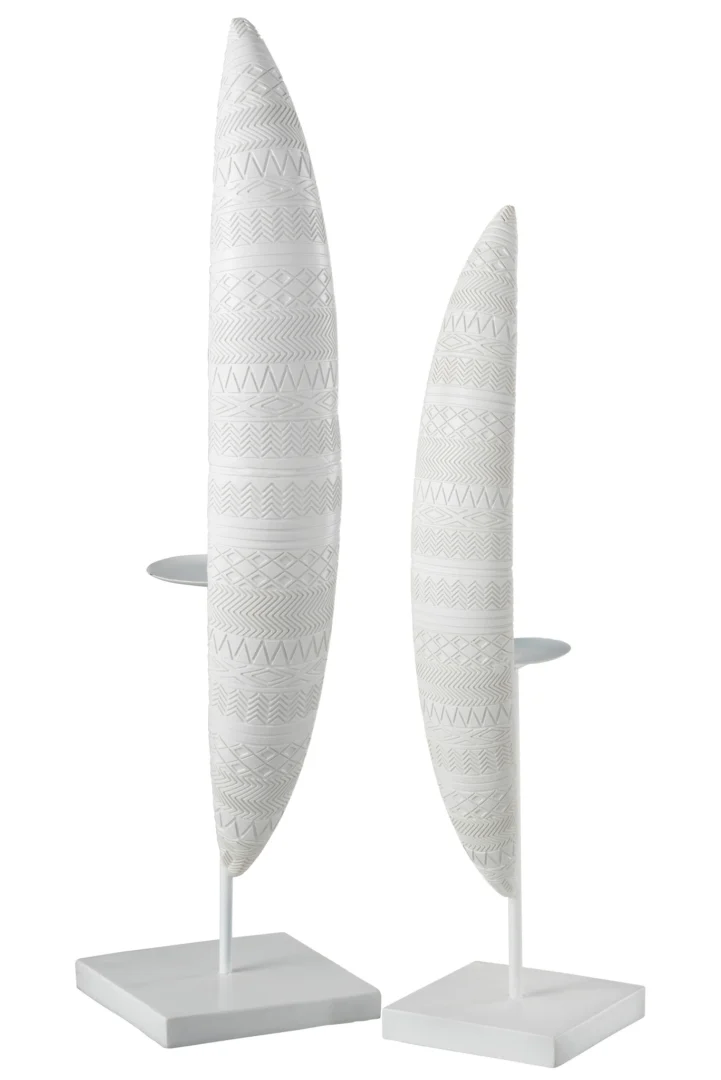 De Kaarsenhouder Schild Polyresin Wit Groot is een decoratieve witte sculptuur met een langwerpige bladachtige vorm, voorzien van een gestructureerd geometrisch patroon en rechtopstaand op een vierkante voet.