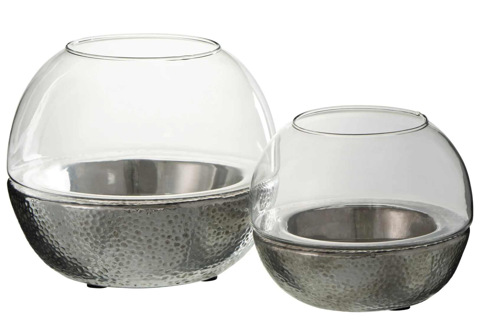 Een grote ronde glazen kandelaar met een gehamerd zilveren metalen voet, met de naam "Kaarsenhouder Orkaan Bal Aardewerk Glas Zilver Groot," staat afgebeeld op een witte achtergrond.