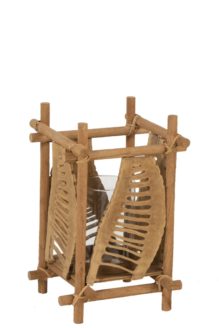 De Kaarsenhouder Bamboe Glas Natuurlijk Klein is een decoratieve lantaarn met een vierkant bamboeframe, bladvormige uitsparingen aan weerszijden en een glazen binnenhouder voor een kaars.