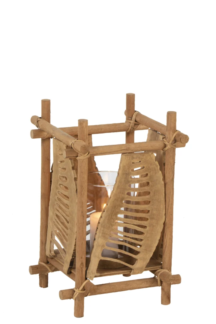 De Kaarsenhouder Bamboe Glas Natuurlijk Klein is een kleine houten kandelaar met een vierkant frame, gebogen bladachtige bamboe panelen aan de zijkanten en een glazen binnenhouder voor je kaars.
