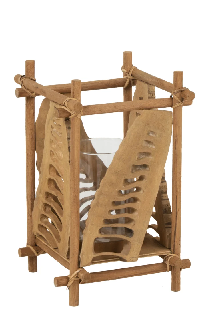 De Kaarsenhouder Bamboe Glas Natuurlijk Groot is een decoratieve kandelaar met een vierkant houten frame, uitgesneden bladvormige panelen met ingewikkelde uitgesneden patronen en een centraal glazen inzetstuk. De panelen zijn met touw aan het frame bevestigd.