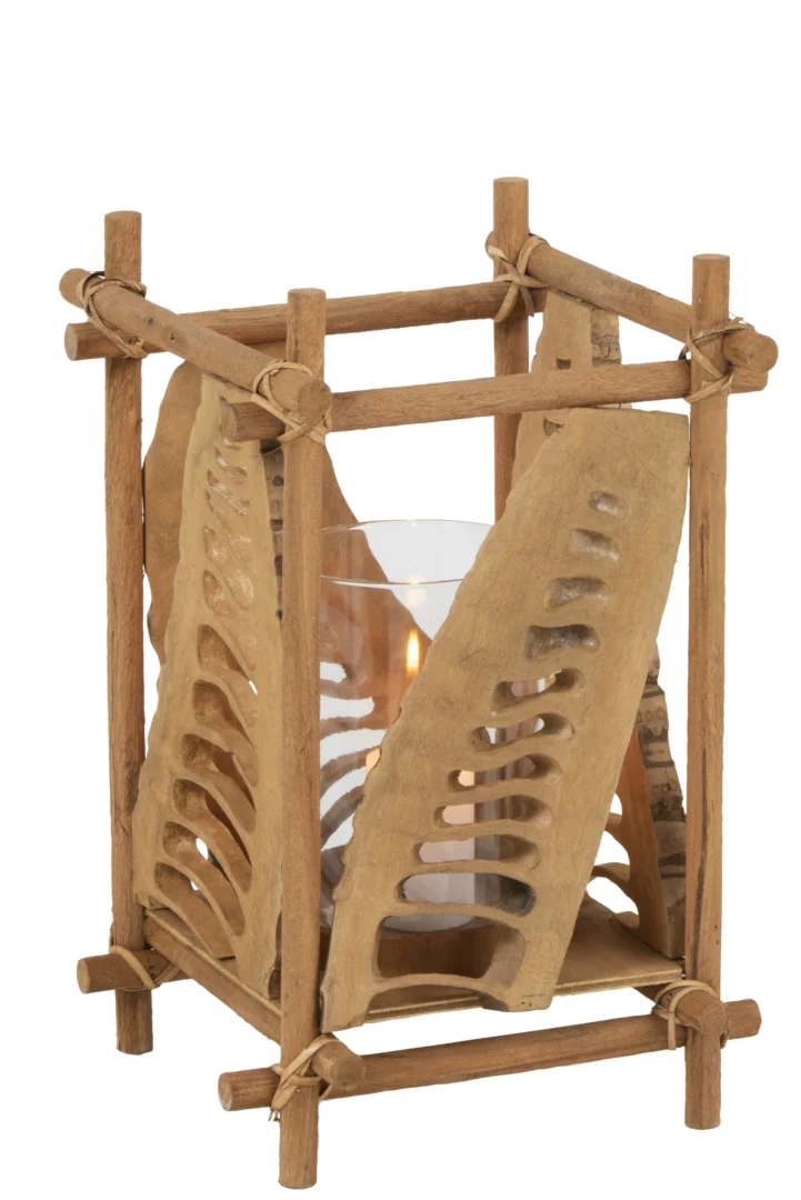 De Kaarsenhouder Bamboe Glas Natuurlijk Groot is een grote kandelaar van natuurlijk bamboe met een vierkant frame, decoratieve uitsparingen en een glazen binnenhouder voor je brandende kaars.