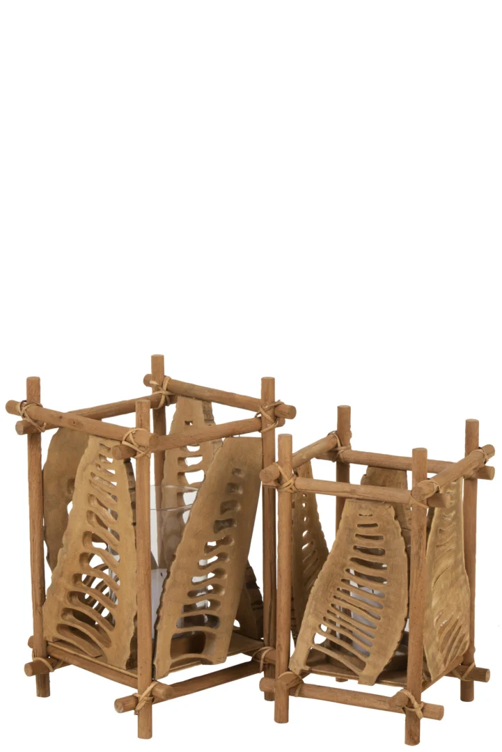 Twee Kaarsenhouder Bamboe Glas Natuurlijk Groot lantaarns met open frames en gedetailleerde uitgesneden bladmotieven staan naast elkaar op een witte achtergrond.