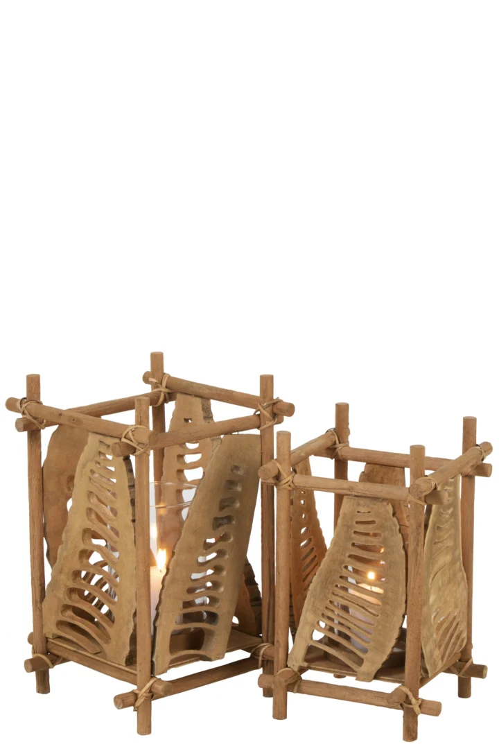 Twee Kaarsenhouder Bamboe Glas Natuurlijk Groot kandelaars van bamboe en glas met bladvormige uitsparingen, elk met een brandende kaars, staan naast elkaar op een witte achtergrond.