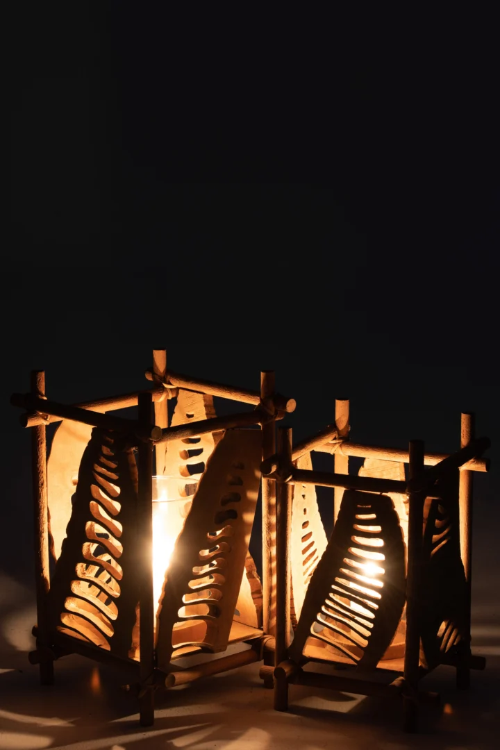 De Kaarsenhouder Bamboe Glas Natuurlijk Groot heeft ingewikkelde uitgesneden motieven die warme schaduwen met patronen werpen in het donker en een decoratieve gloed toevoegen aan elke ruimte.