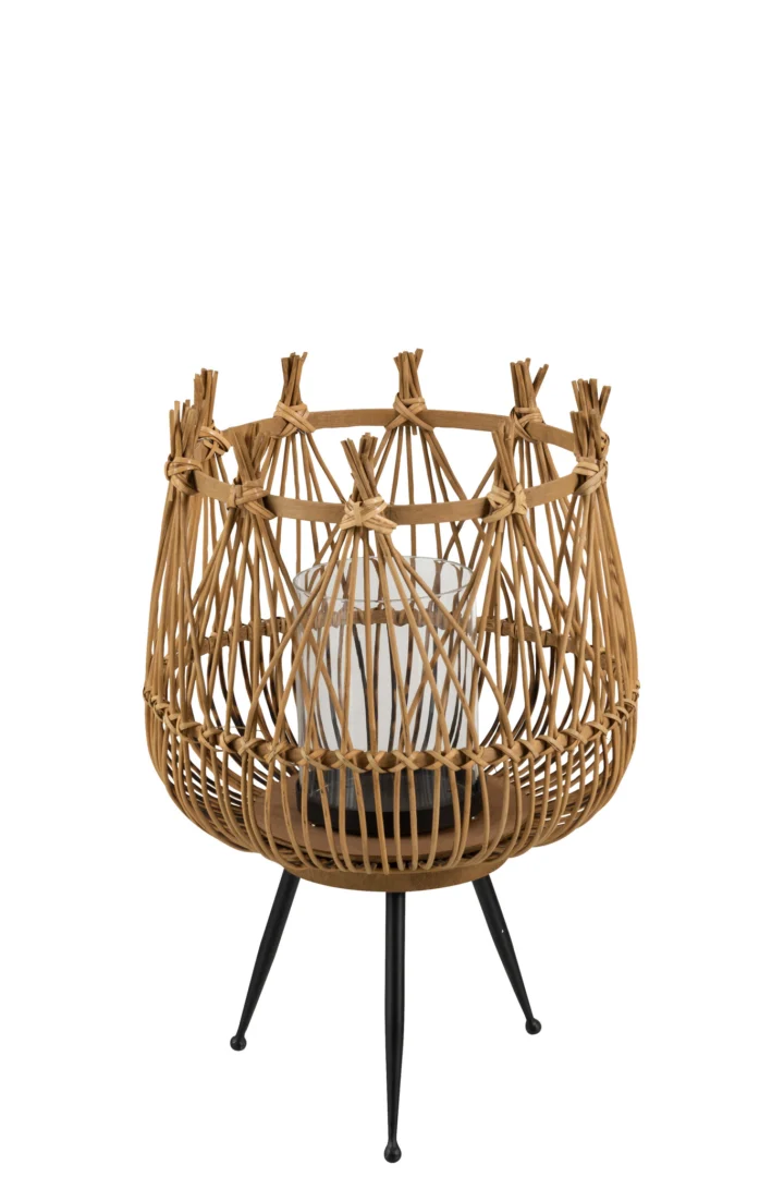 De Kaarsenhouder Orkaan Voet Bamboe Glas Klein heeft een ronde rieten standaard met een open vlechtwerk op drie zwart metalen poten en bevat een houder van helder glas, allemaal tegen een witte achtergrond.