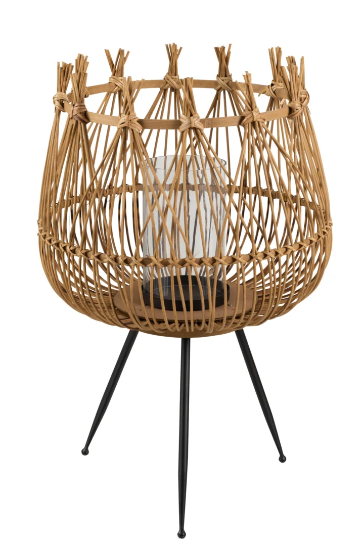 De Kaarsenhouder Orkaan Voet Bamboe Glas Groot is een decoratieve lantaarn met een gevlochten rotan kooi, een glazen kaarsenhouder en drie zwart metalen poten, afgebeeld op een witte achtergrond.
