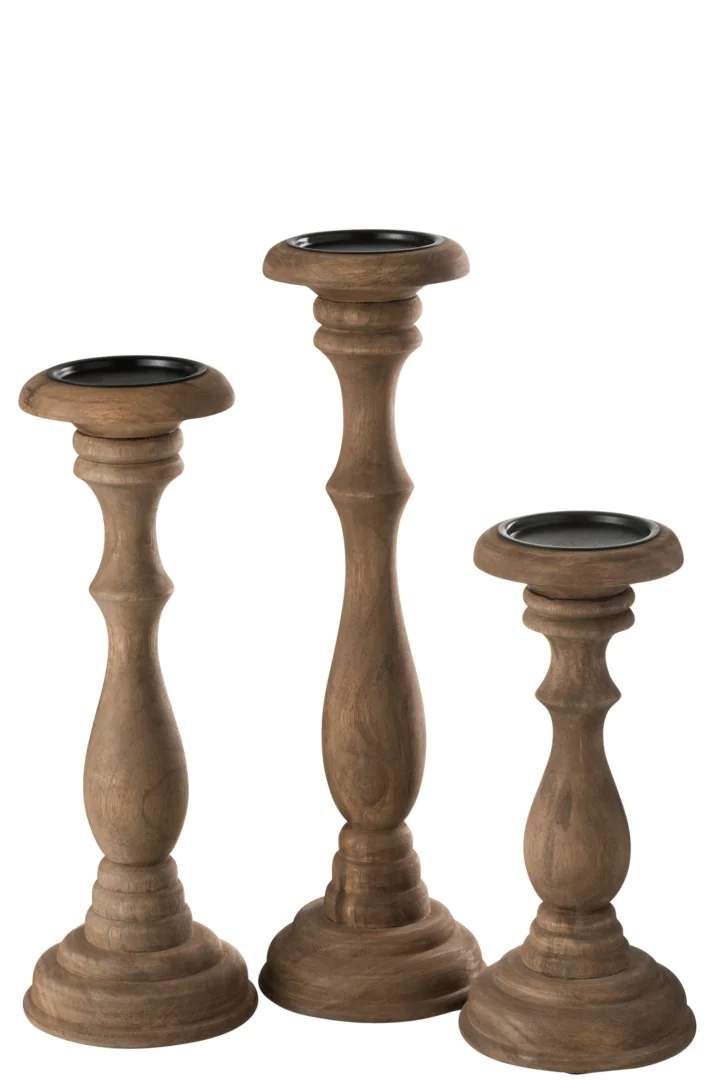 De Kaarsenhouder Retro Mangohout Groot is een houten kandelaar met een ronde zwarte bovenkant, hier afgebeeld naast twee soortgelijke houders van verschillende hoogte en vorm tegen een witte achtergrond.