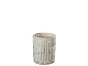 De Kaarsenhouder Mozaïek Rond Glas Cement Parel Grijs Groot is een grote, ronde kandelaar met een mozaïekontwerp van glas en cement in parelgrijs, met decoratieve verticale en horizontale uitgesneden patronen tegen een effen witte achtergrond.