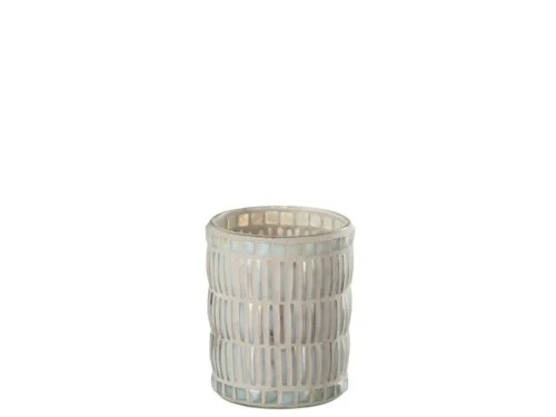 De Kaarsenhouder Mozaïek Rond Glas Cement Parel Grijs Groot is een grote, ronde kandelaar met een mozaïekontwerp van glas en cement in parelgrijs, met decoratieve verticale en horizontale uitgesneden patronen tegen een effen witte achtergrond.