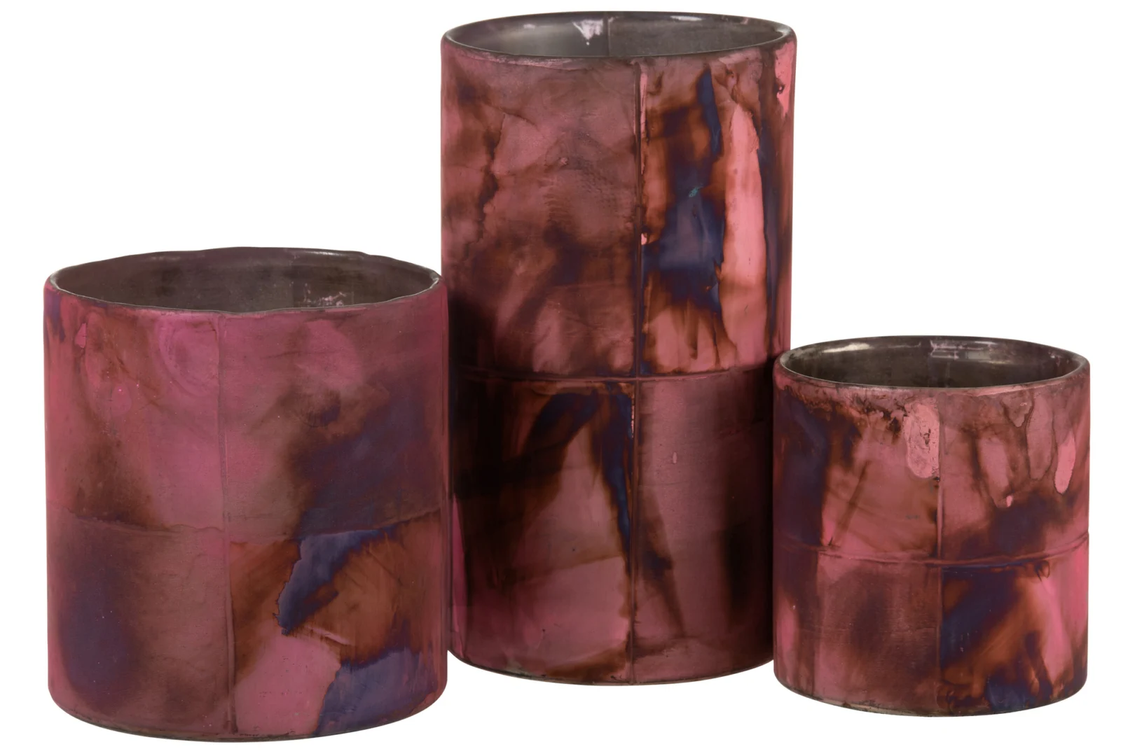 De Kaarsenhouder Orkaan Cilinder Glas Bordeaux Blauw Groot is een grote cilindervormige glazen kandelaar met een gemarmerd patroon in bordeaux en blauwe tinten met een licht glanzende afwerking.